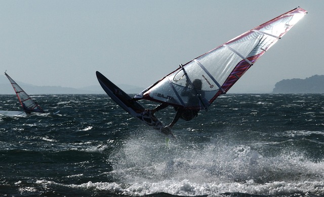 Adrenalinfyldt vandsport: Kom i gang med windsurfing